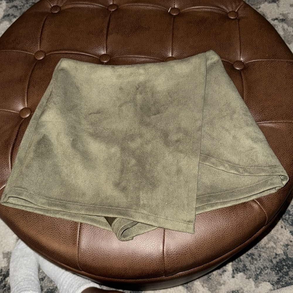 Charolette Russe olive skort XS